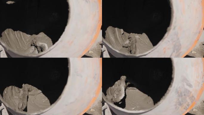 混凝土是从混凝土搅拌机中倒出的