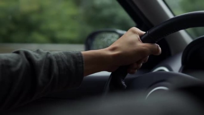 驾驶员保持手在汽车方向盘上的运动驾驶员控制汽车握持