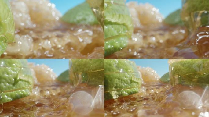 相机在蜂蜜上平移，在绿色柠檬片之间，蜂蜜从它们身上滴下来。超级宏观幻灯片