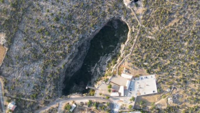 天堂山洞和地狱洞穴的鸟瞰图 (Chasm of Heaven and Pit of Hell)