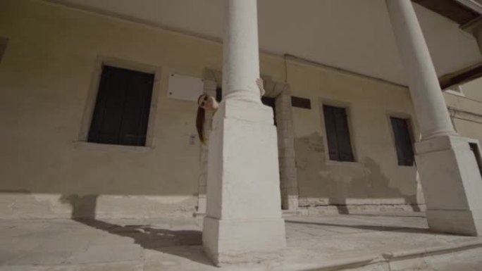 女人在威尼斯宫殿的柱子上玩耍