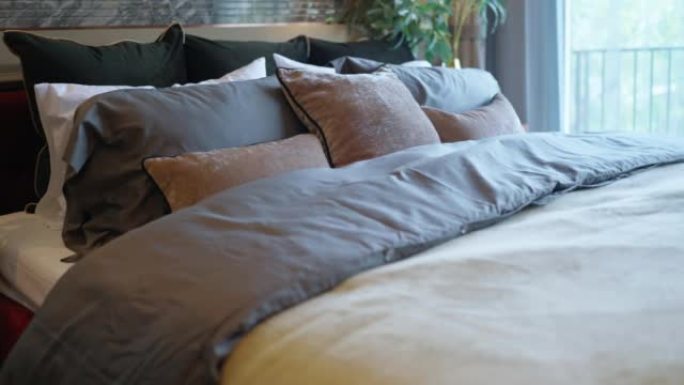 特大号床上贴有自然阳光的多莉拍摄，卧室枕头屋设计室内创意背景当代家居装饰细节