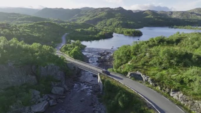 穿越挪威高地的公路风景鸟瞰图