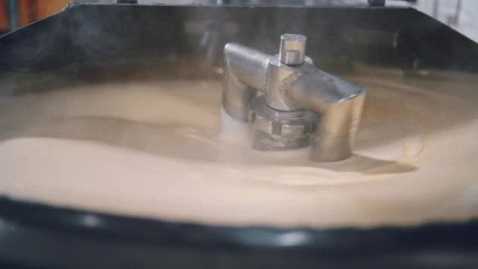 牛奶食品厂罐内混合液体香草冰淇淋的自动化机器