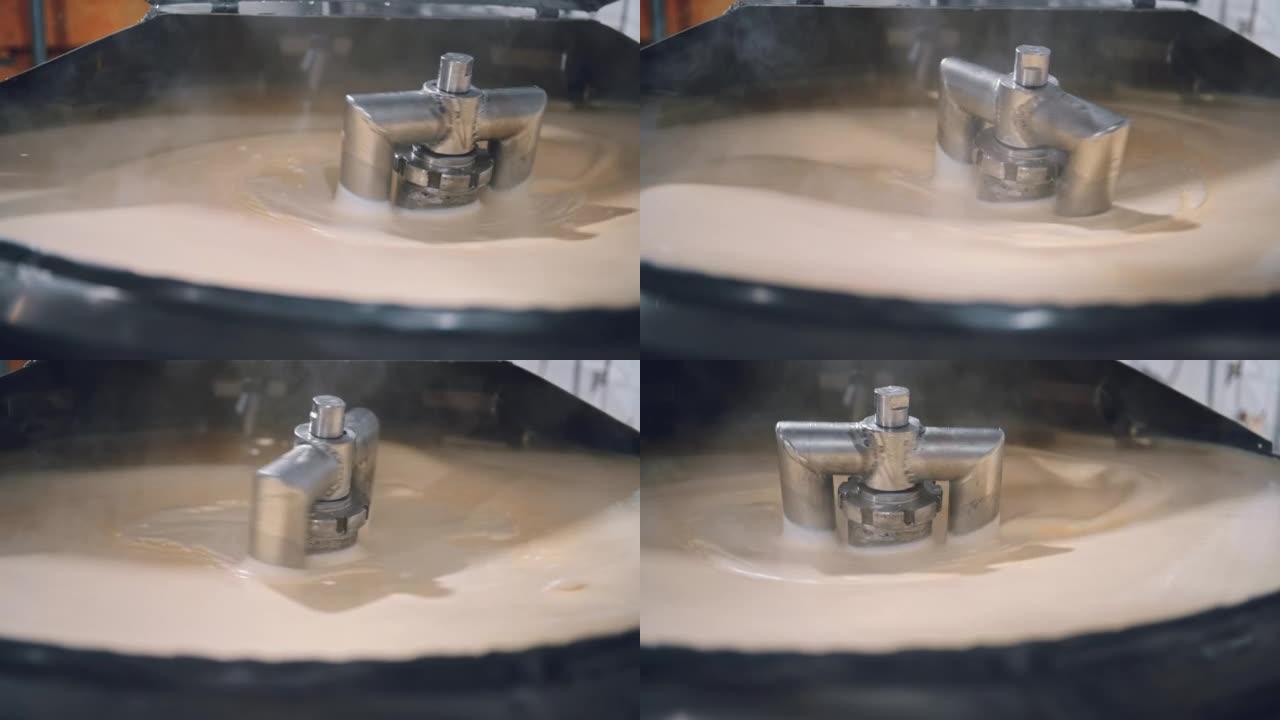 牛奶食品厂罐内混合液体香草冰淇淋的自动化机器