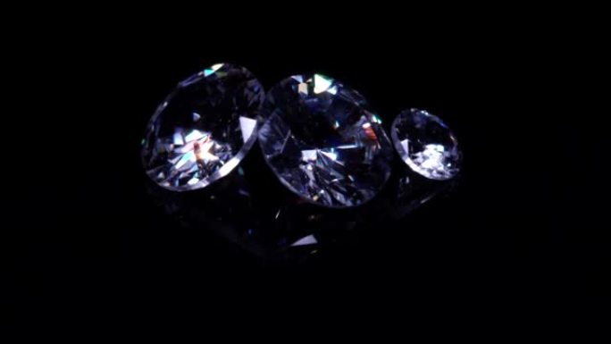 大小豪华钻石套装，选择性聚焦。工业和时尚应用的贵重和昂贵的宝石。黑色桌子上散落着明亮的钻石。显示和检