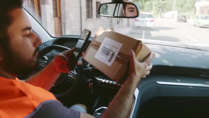 送货员用智能手机扫描包裹标签