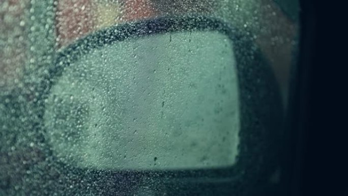 暴雨中雨滴落在汽车后视镜上的运动