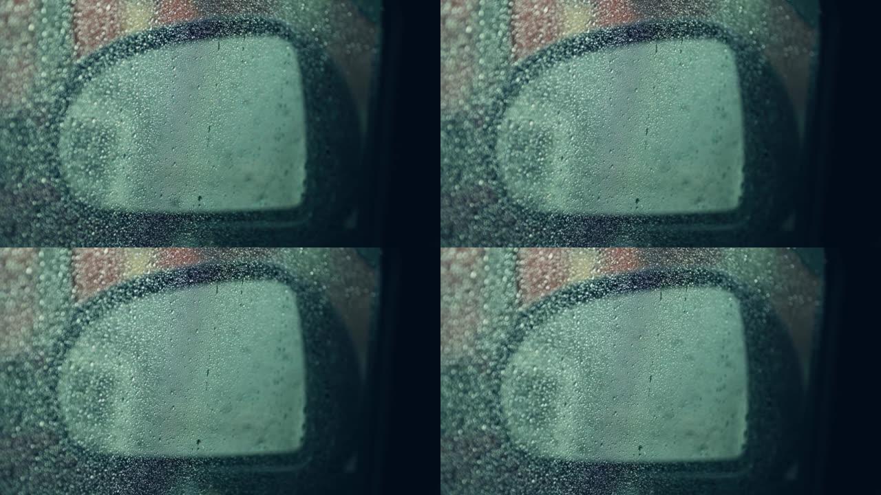 暴雨中雨滴落在汽车后视镜上的运动