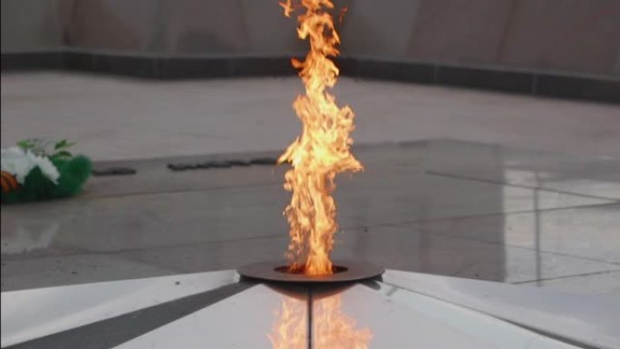 慢动作中的永恒火焰。纪念碑上的火。慢动作中的火炬
