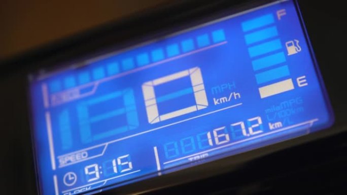 4k镜头关闭蓝色数字显示电源显示距离和低燃油警告。