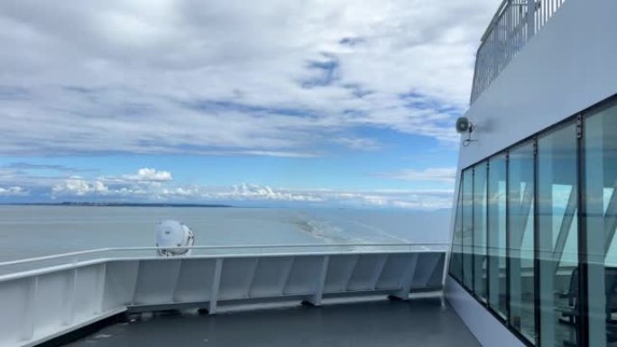 乘坐客轮穿越太平洋的旅程，只有大海、水和天空看得见，一切都是蓝色的，地平线和船的一小部分，停留在水面