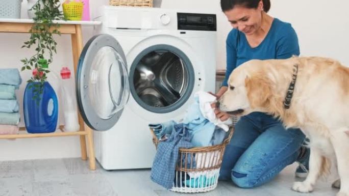 带狗装洗衣机的女人