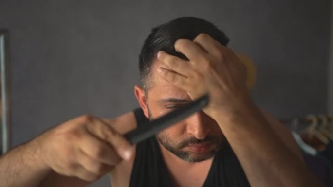 现代男性在家梳理胡须和头发