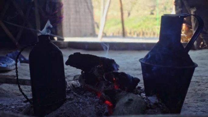 蒙古包里的传统水锅在火上煮沸，用来喝茶