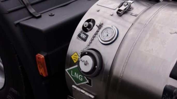 加油员将加油用的液化天然气龙头插入卡车的油箱