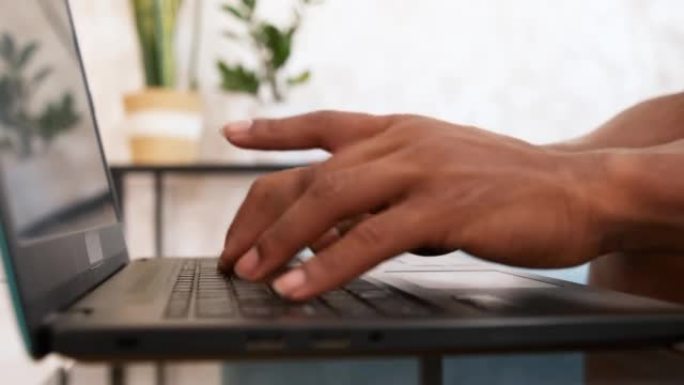 一个女人在笔记本电脑键盘上打字的特写镜头。技术概念。