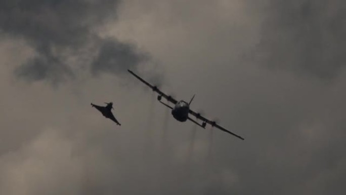 欧洲战斗机拦截洛克希德C-130大力神