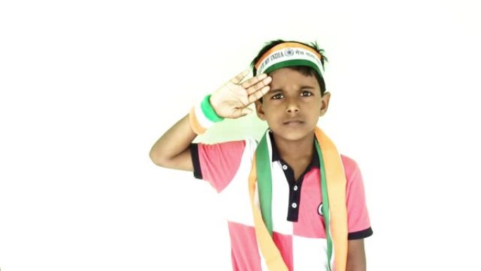 印度男孩在户外举着三色旗，在空中挥舞国旗。独立日-假日和共和国日