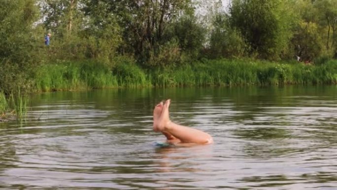 一个洗澡男孩的脚从水里伸出，直到膝盖。