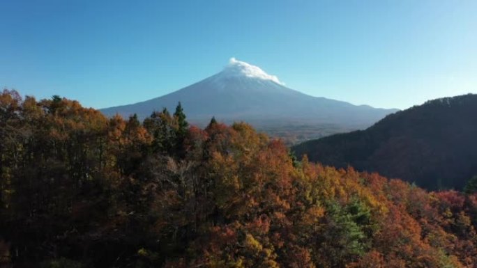 富士山无人机和川口湖大桥的鸟瞰图4k视频