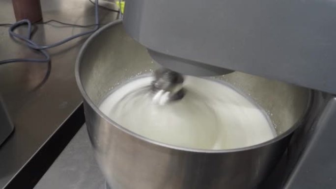 4k垂直视频厨房搅拌机机器人perparing蛋白酥皮-专业收据