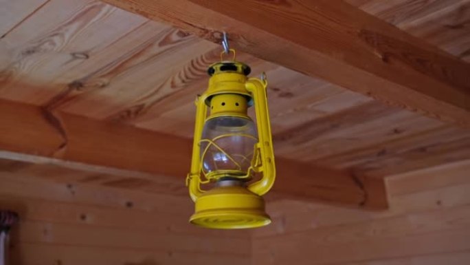 复古灯笼蜡蜡烛油灯悬挂在狩猎木舱天花板下