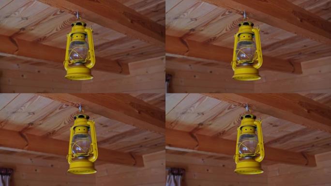 复古灯笼蜡蜡烛油灯悬挂在狩猎木舱天花板下