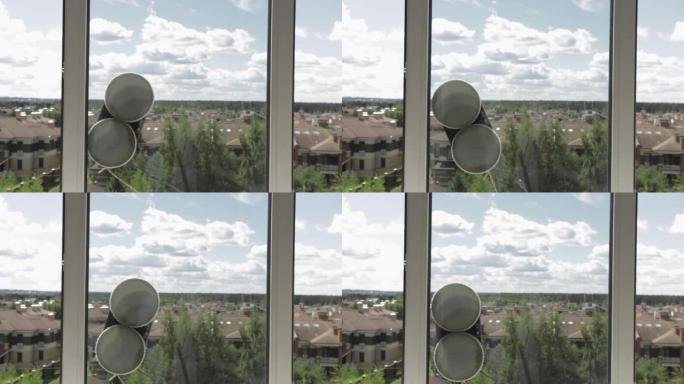 机器人窗户清洁器从窗户外部清洗玻璃，用于清洁房屋窗户的装置