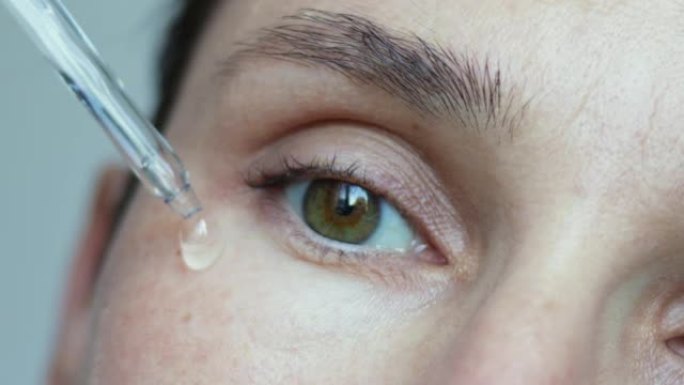 女性眼底白霜滴剂或血清抗皱老化保湿