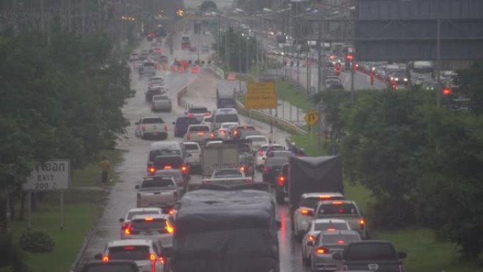 暴雨过后，汽车在洪水泛滥的道路上行驶。