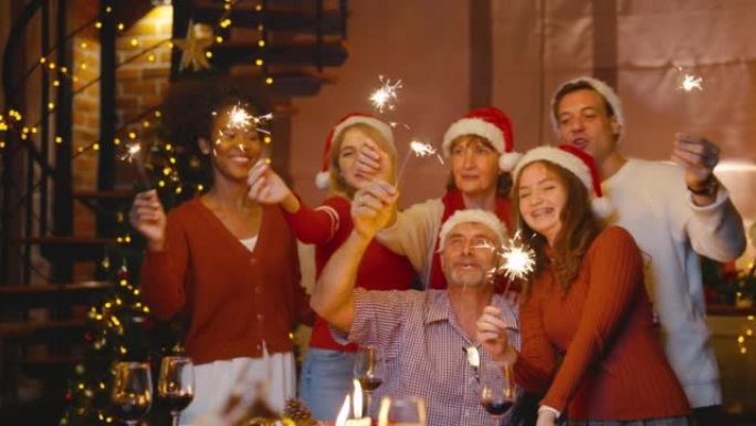 拥有多代人的大家庭与烟火一起庆祝，并在圣诞节之夜的晚餐中快乐地唱一首歌