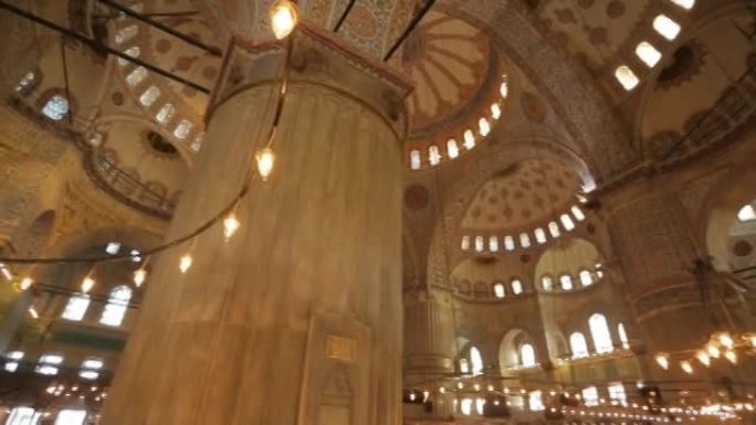 土耳其伊斯坦布尔的蓝色清真寺或苏丹艾哈迈德·卡米内部