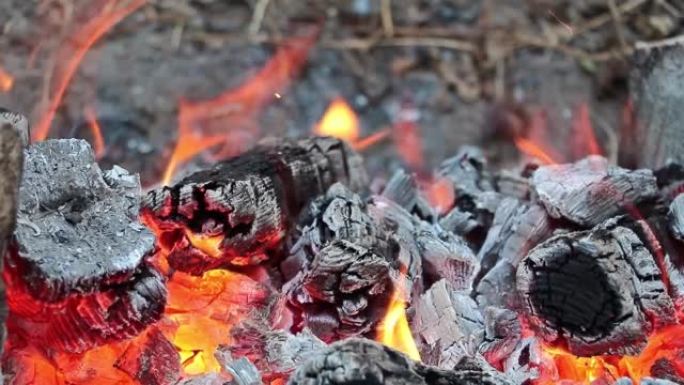 石炉中的木炭燃烧-特写明亮的火焰燃烧在石炉内的木炭上