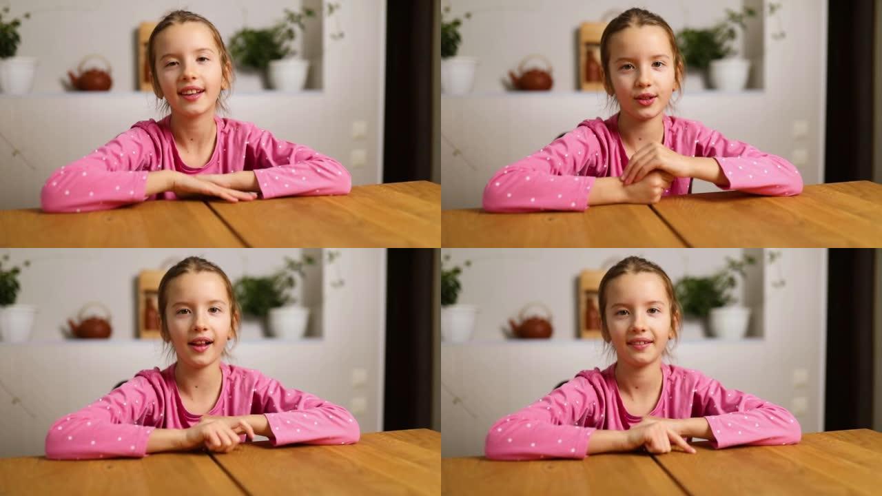 情感学校女生视频博客在家与网络摄像头交谈