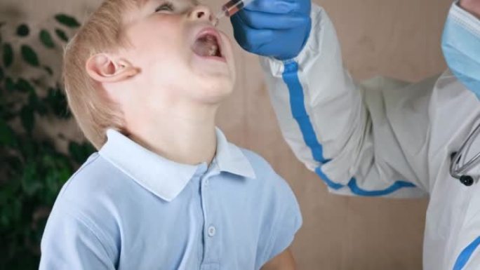 孩子得了小儿麻痹症。医生对儿童进行口服疫苗预防感染。医院里的金发小男孩。儿童保健和疾病预防。脊髓灰质