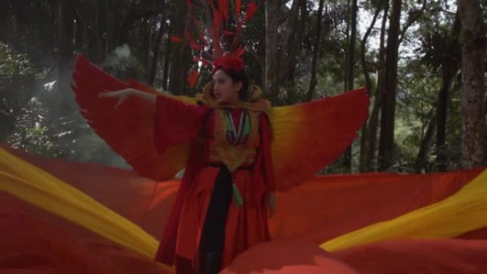 身着红鸟服装的中国美女，背景为红色和橙色面料