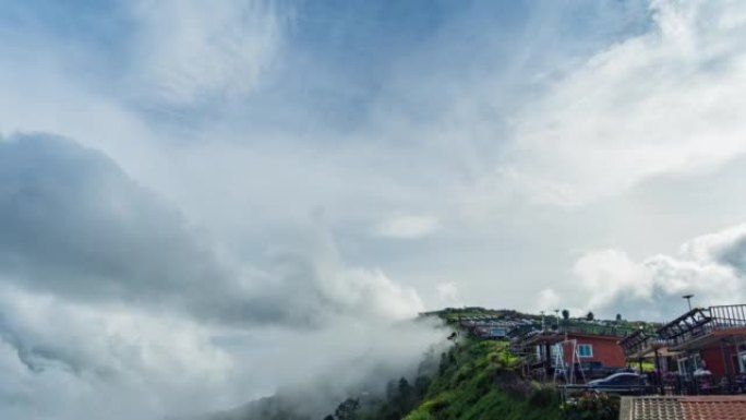 雾气弥漫的局部山区村庄的时间流逝