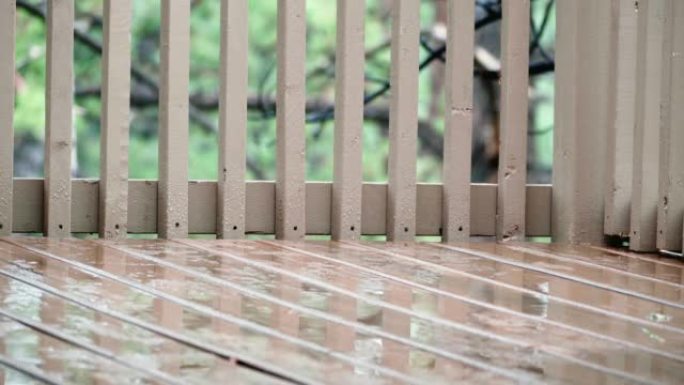 木制露台在雨中浸湿的镜头