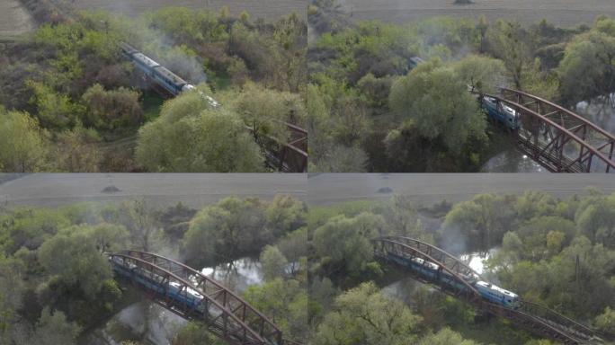 火车在河上的铁路桥上行驶的鸟瞰图