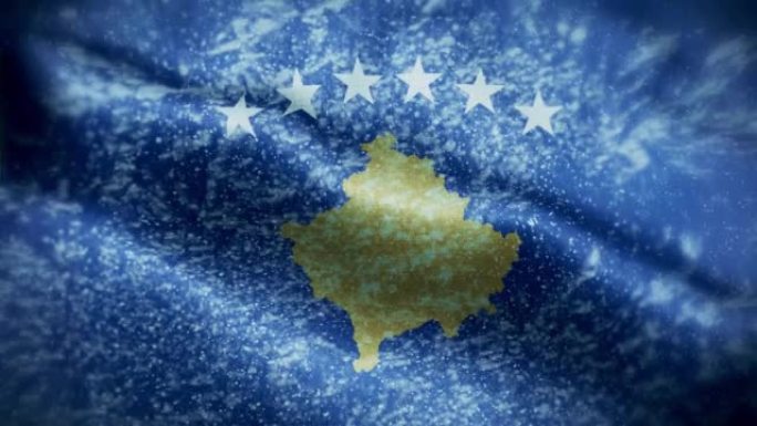 4K暴风雪/雪在科索沃国旗股票视频。冷淡的科索沃国旗。旋转/旋转的冰晶。雪花掠过科索沃国旗。