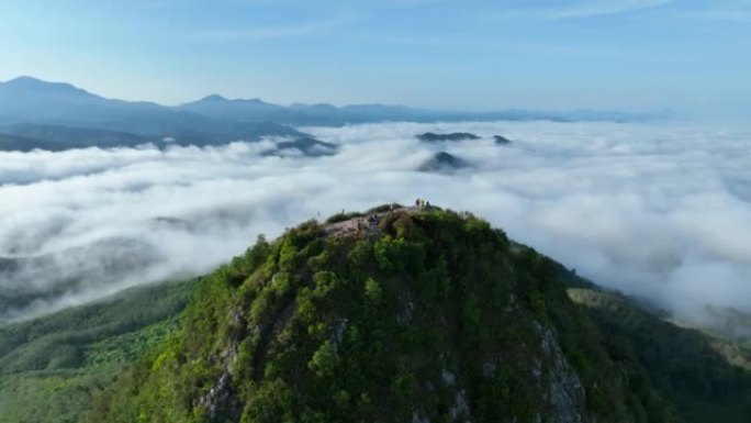 空中无人机拍摄了早晨有大量雾和薄雾的热带雨林，空中无人机观看了观点的日出场景Kunung Seipa