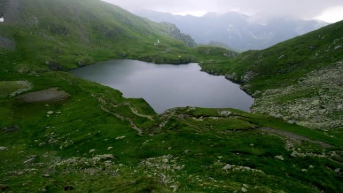 山间一个美丽湖泊的鸟瞰图。电影镜头山湖。