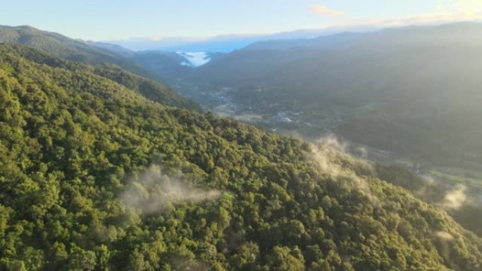 萨潘村的鸟瞰图。大山里雾气