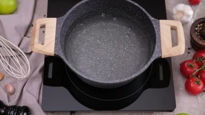 家用厨房电磁炉锅中煮沸的水
