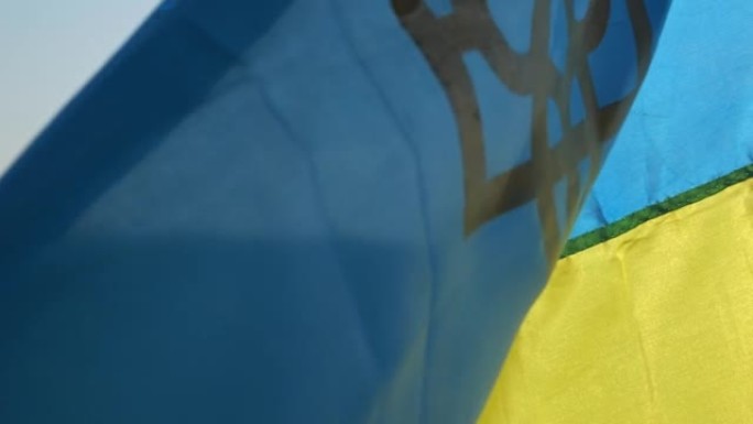 乌克兰的国旗在风中飘扬。