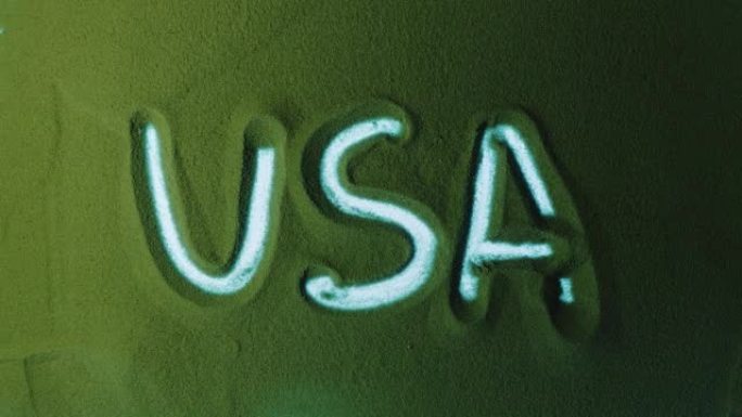 在绿沙中手工绘制美国。