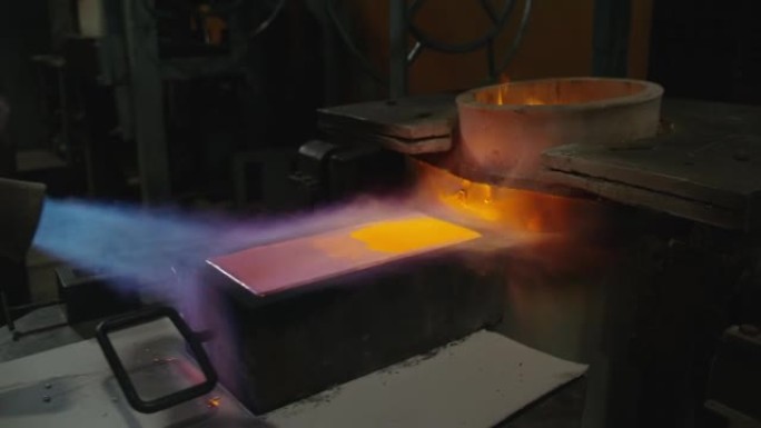 有色金属厂工人用火用黄金压缩铸锭