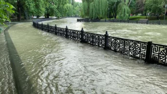 俄罗斯克里米亚辛菲罗波尔的萨尔吉尔河堤防泛滥。由于辛菲罗波尔水库的暴雨和水位上升，水排入萨尔吉尔河。