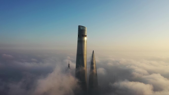 航拍中国第一高楼晨雾景象